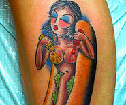 tatuaje de una chica-hot dog