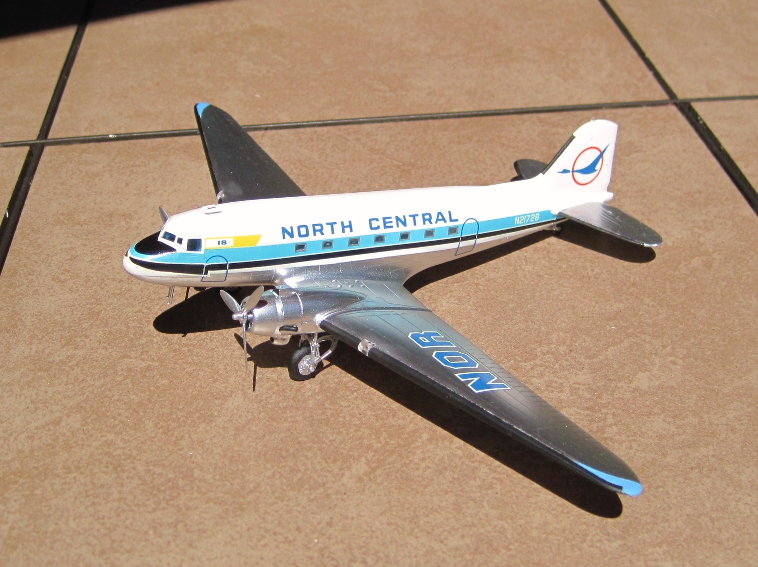 Model Airplane Memories Entex 1/100 Douglas DC3