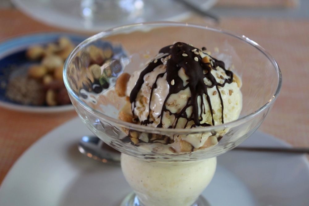 HalvaEiscreme mit Schokosauce und Erdnüssen nach Yotam Ottolenghi