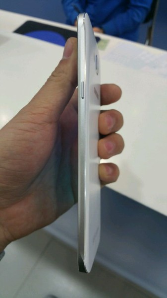 samsung-galaxy-a8-leak-canh-phai