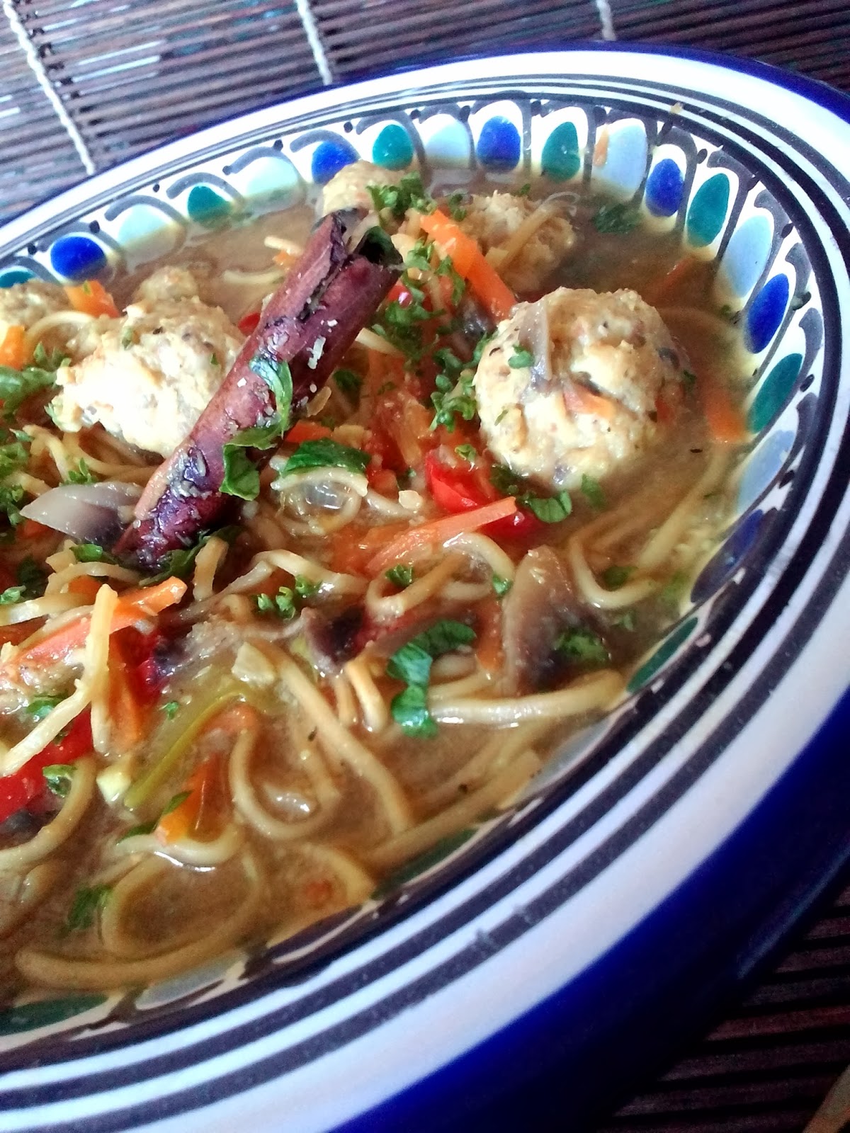 BOUILLON CURRY ET LAIT DE COCO, nouilles soba, boulettes de volaille