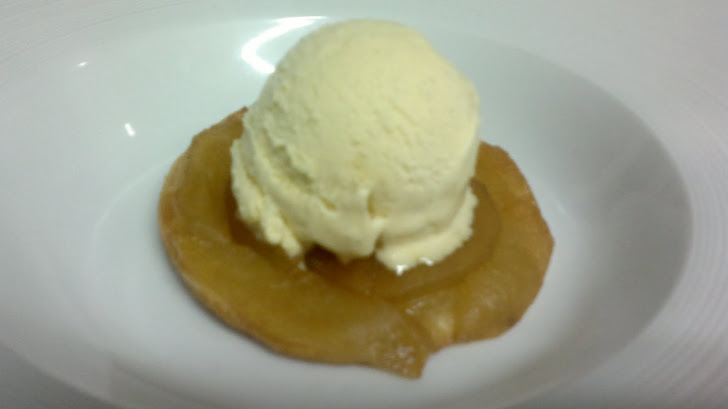 Falsa tarta de manzana con helado de vainilla