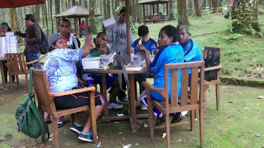 HABIS NAIK TEPING MAKAN BERSAMA TEMAN- TEMANNYA