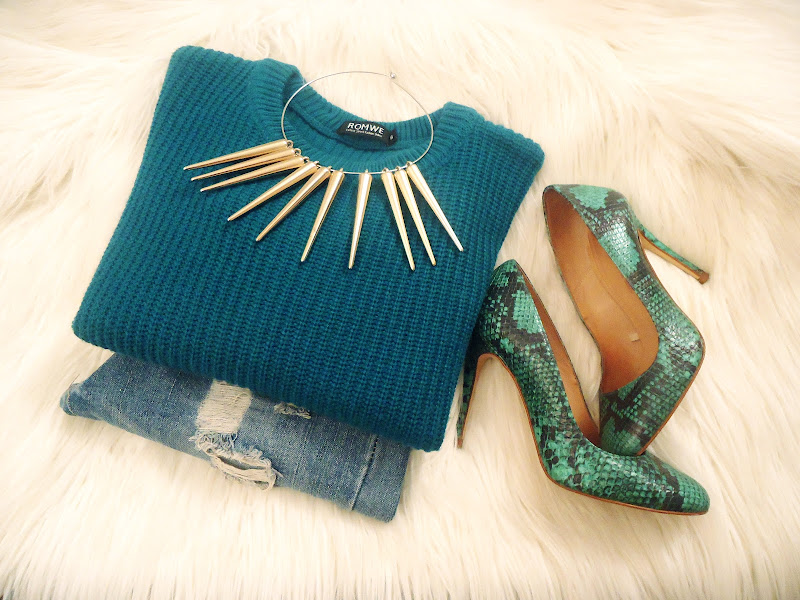 fashion set with ripped jeans, green sweater and snake shoes from Zara