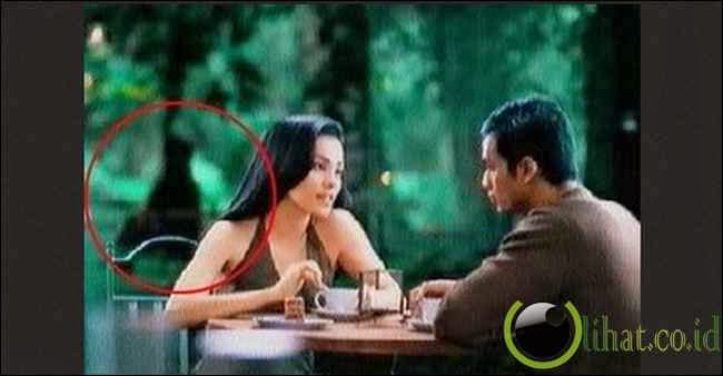 Sosok Hitam di Belakang Sosok Hitam di Belakang