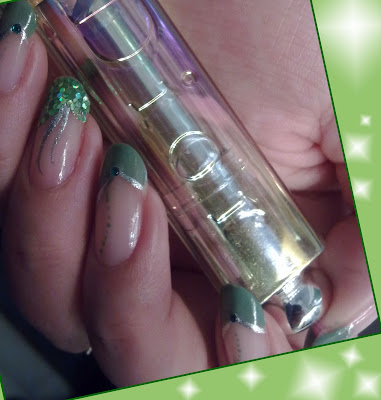 nail art con pro white effect essence e verde pupa 800