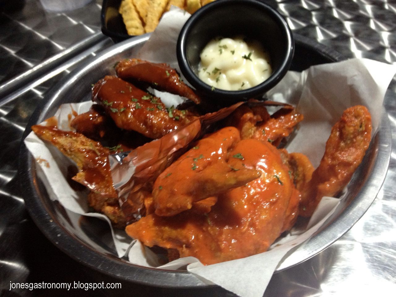 Jones' Gastronomy Wingin' It at B. Wings