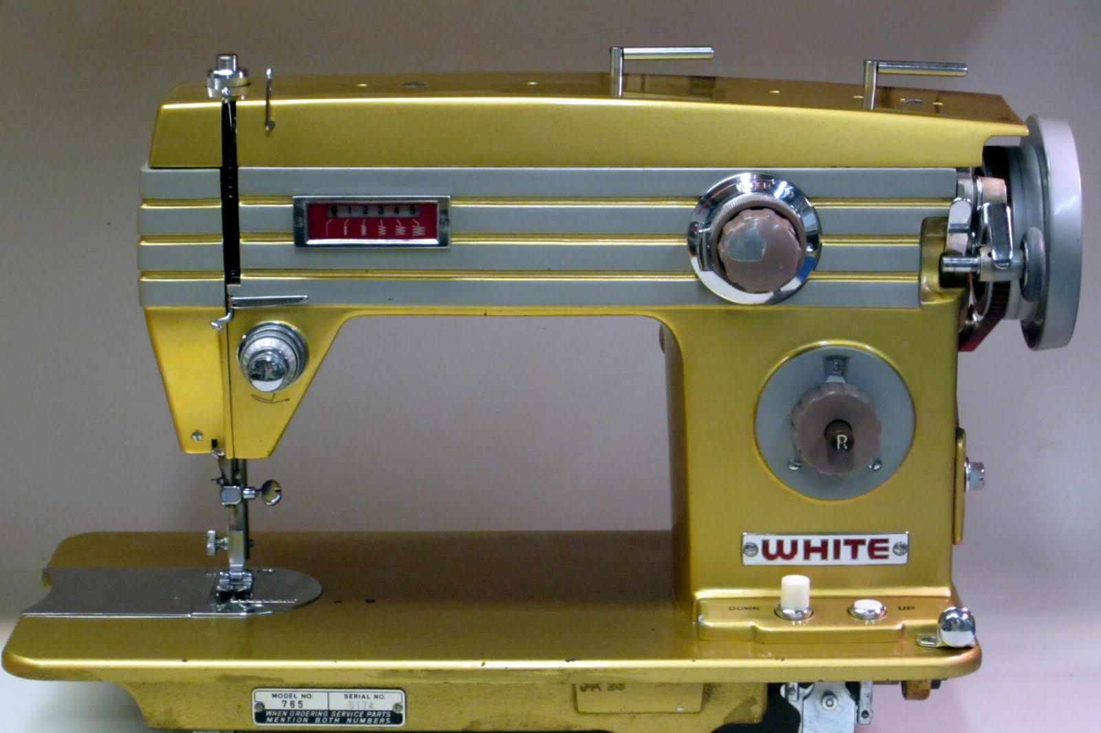 MI Vintage Sewing Machines White 765 (1965)