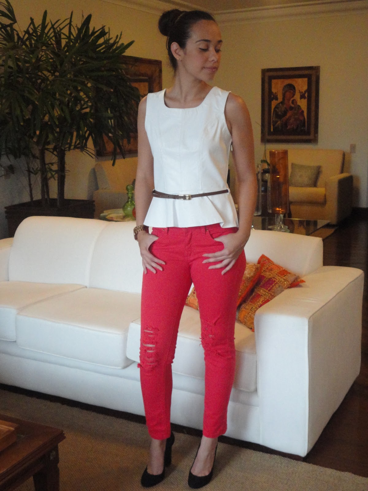 calça vermelha rasgada