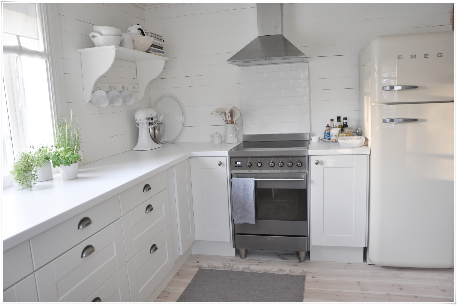 Marias vita bo: hyllor i köket på plats!