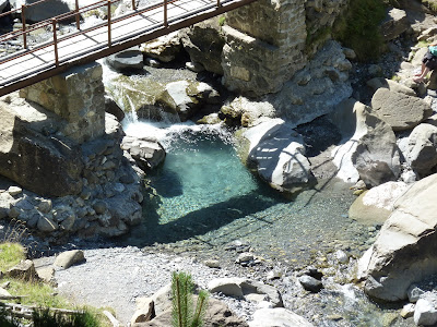 滝から流れ出る水