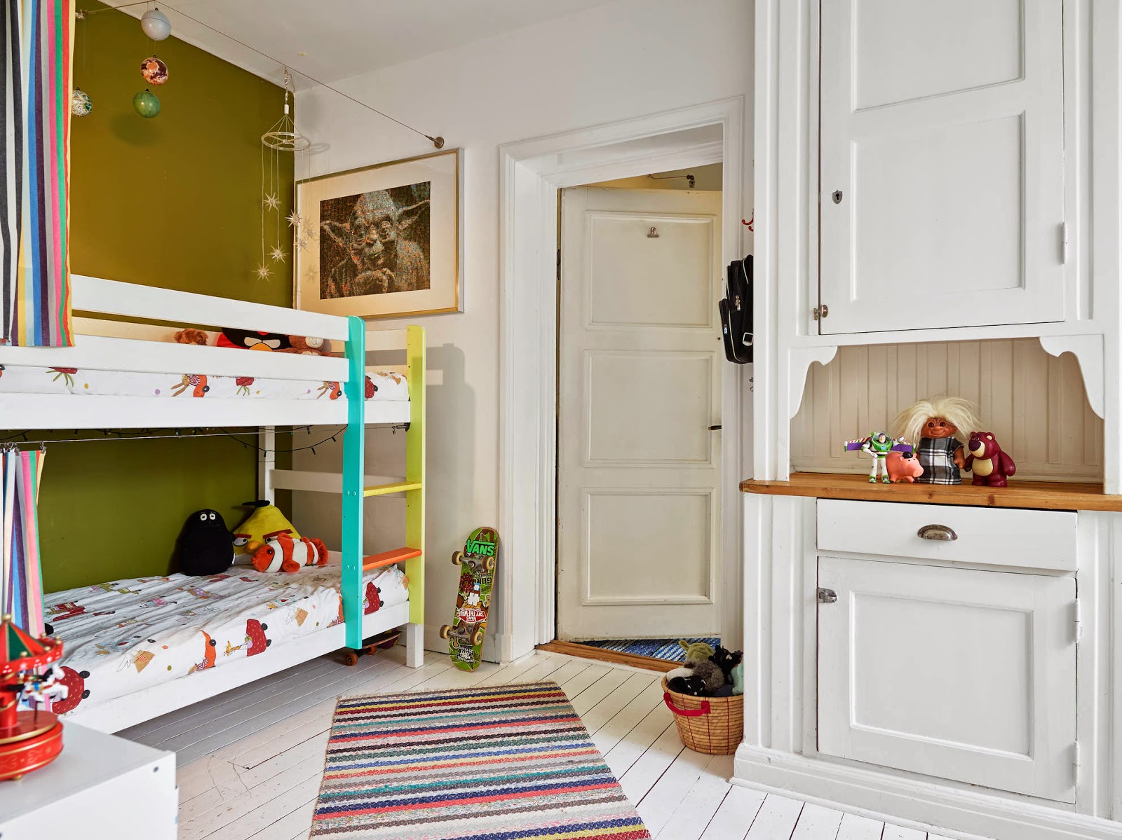 Hogares Frescos: Apartamento de dos plantas con una hermosa habitación