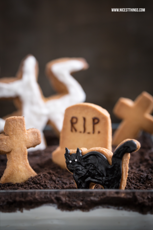 Halloween Dessert Friedhof Nachtisch Tiramisu mit Grab Keksen