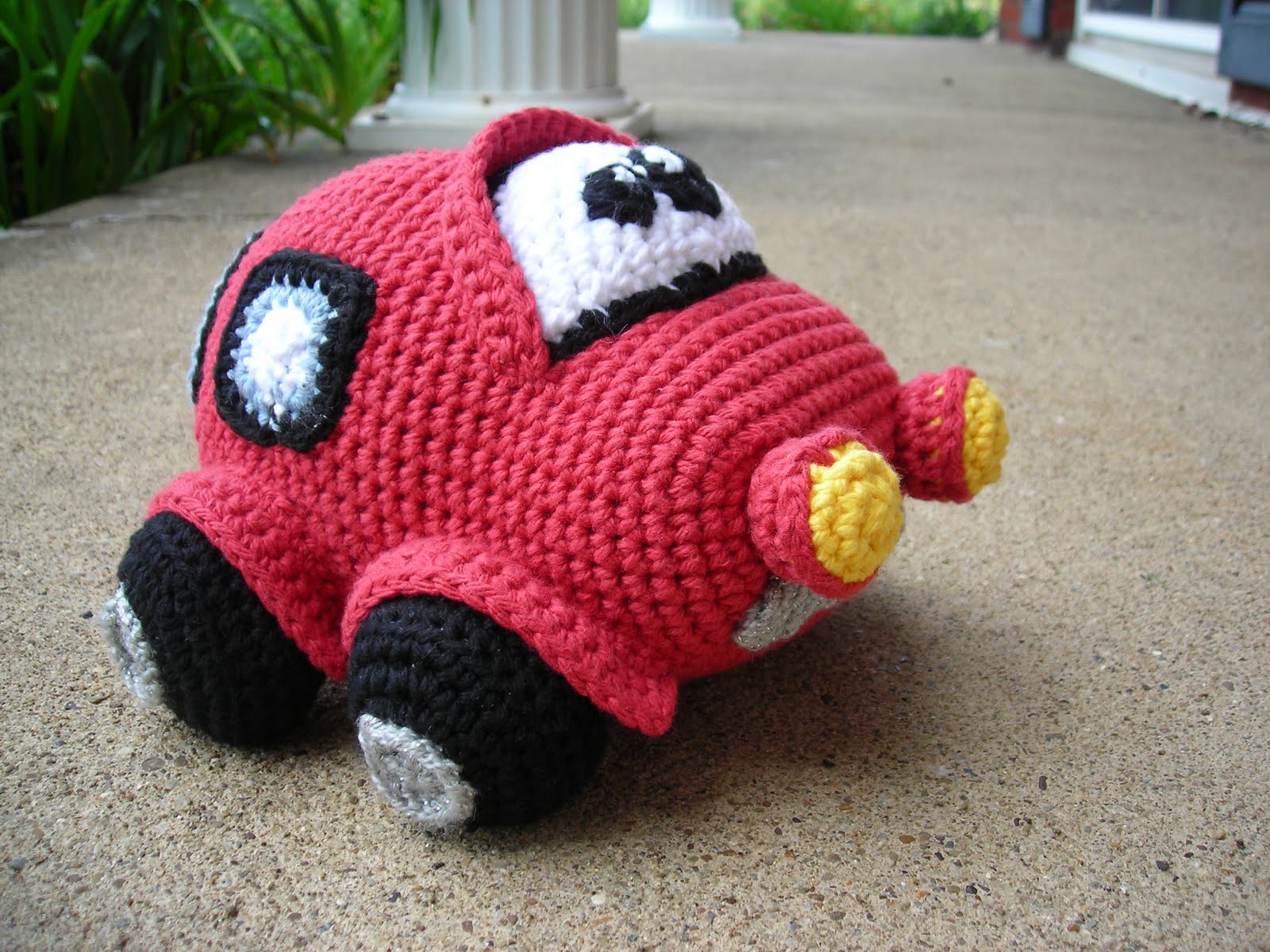 UFO Crafting: Red Amigurumi Car