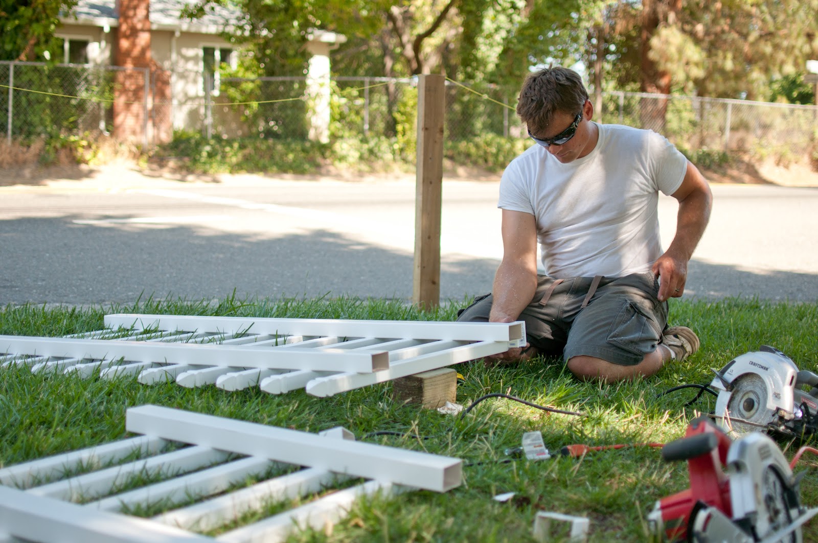 Domestic Fashionista: Putting Up A Picket Fence