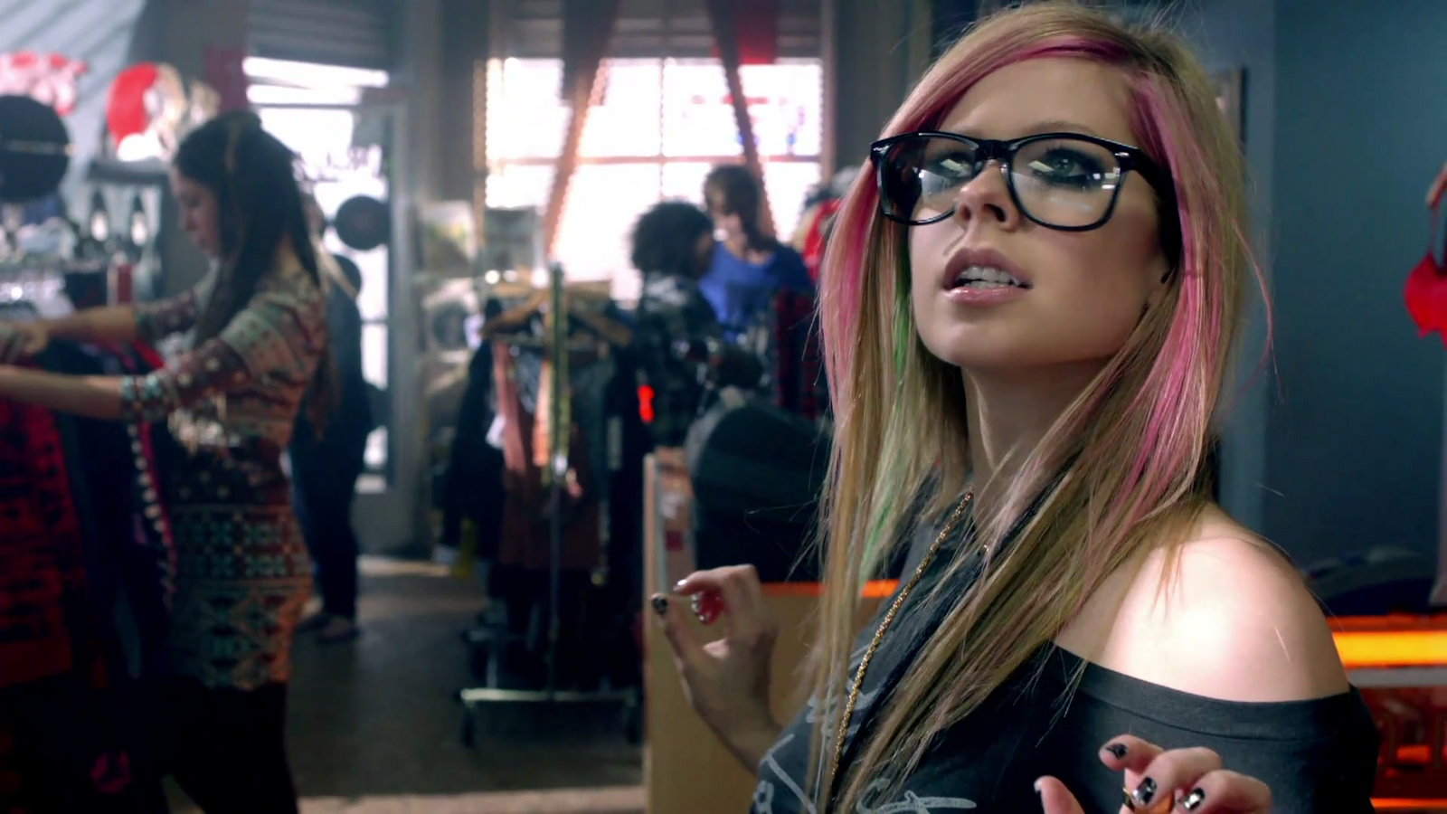 http://2.bp.blogspot.com/-_UifIag1_xM/TVmaEFBA-fI/AAAAAAAACOg/LFBcc6zEUZU/s1600/Captura-Avril+Lavigne+-+What+The+Hell.png