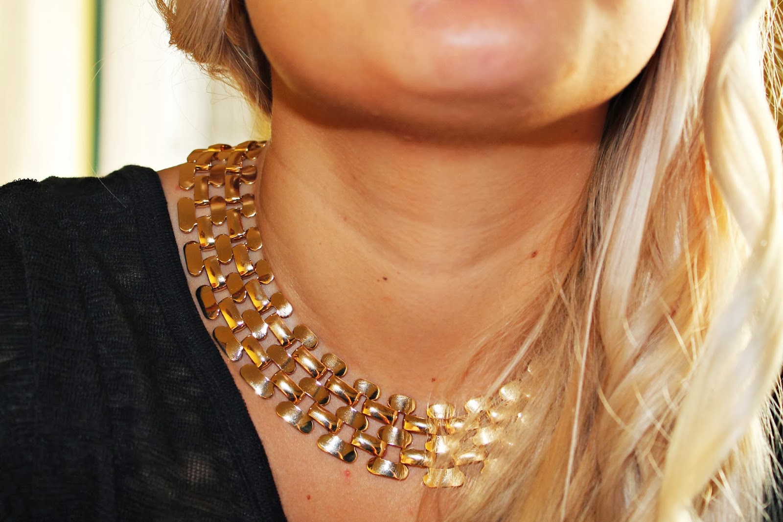 http://www.romwe.com/ROMWE-Hollow-out-Wide-Golden-Necklace%287.9900%29-p-78140.html?xoxoentresaias