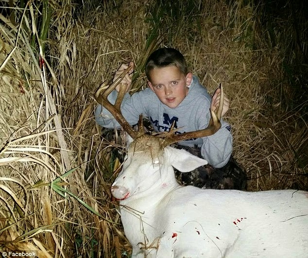 ΑΙΣΧΟΣ   Δείτε τι σπάνιο ζώο σκότωσε αυτός ο 11χρονος   Και τα τέρατα που έχει για γονείς ποζάρουν δίπλα του [pics]