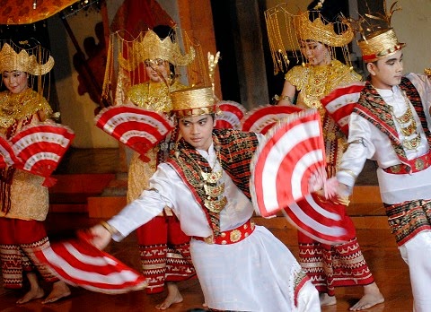 Contoh tarian adat suku di Indonesia - Sejarah Negara Com