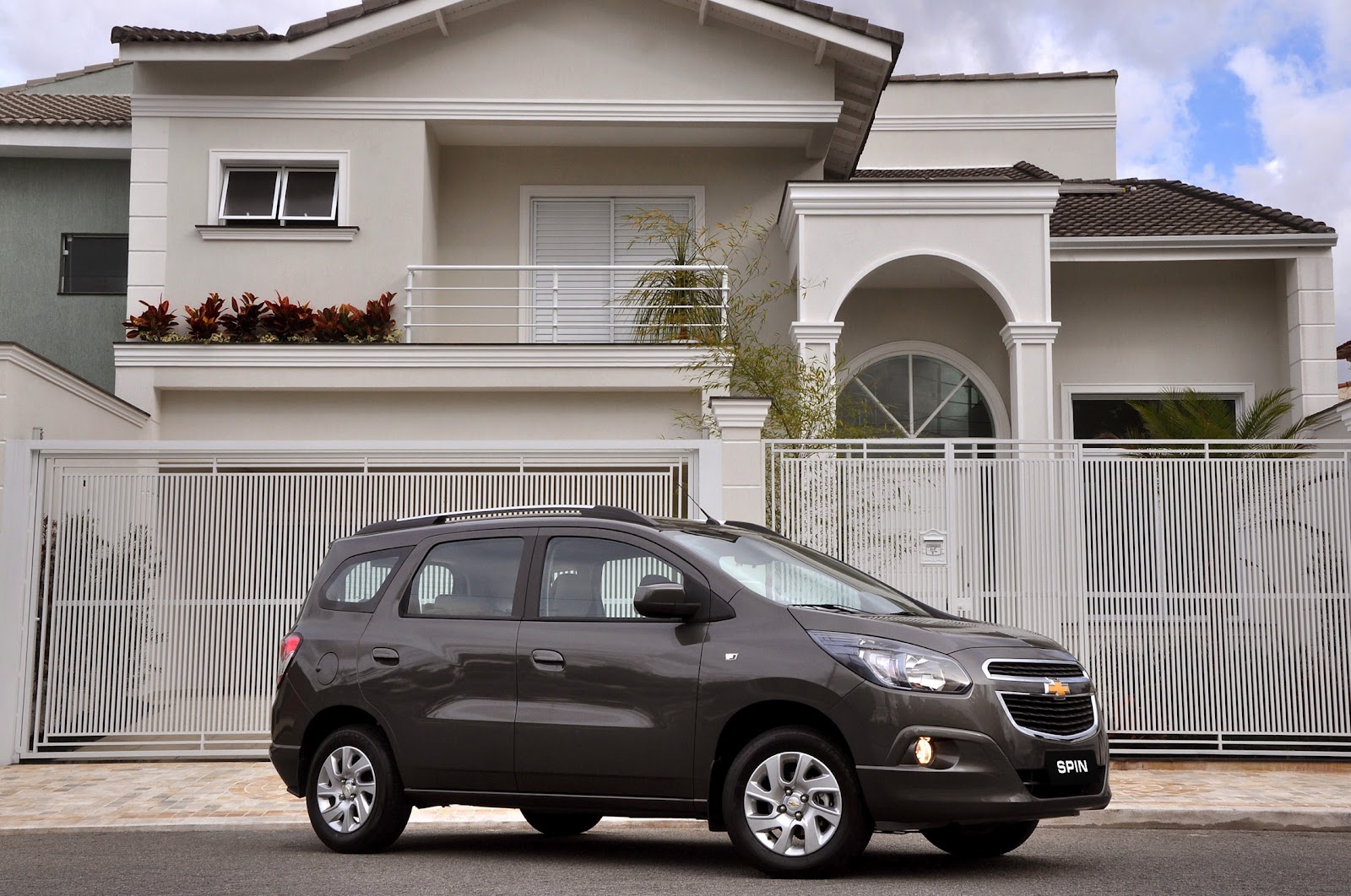 RACIONAUTO CHEVROLET SPIN x NISSAN GRAND LIVINA x JAC J6 DIAMOND