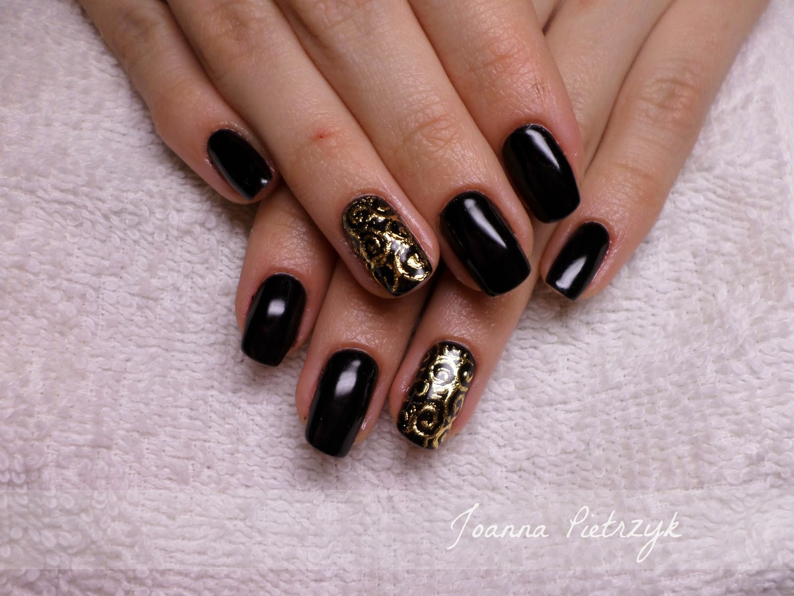 Stylizacja Paznokci Czarna Hybryda Ze Zlotym Zdobieniem