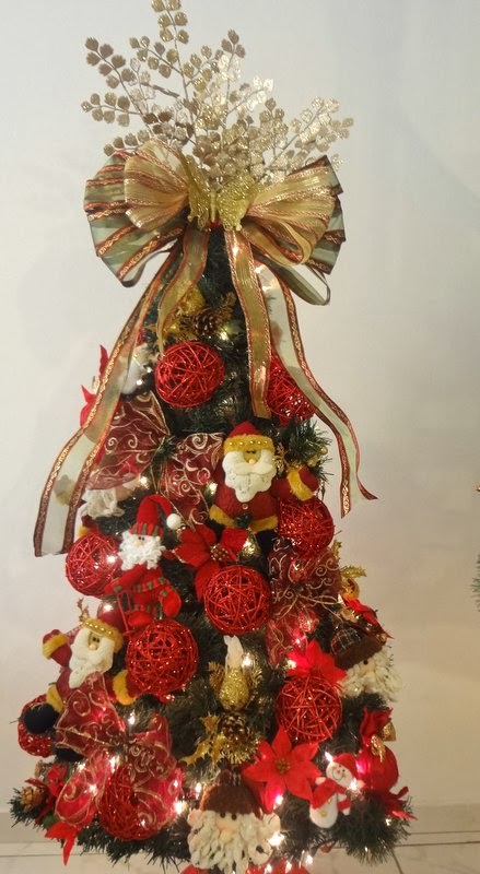 decoracao arvore de natal vermelha:Escada decorada com festão, laços e borboletas douradas e o Papai decoracao arvore de natal vermelha:Escada decorada com festão, laços e borboletas douradas e o Papai