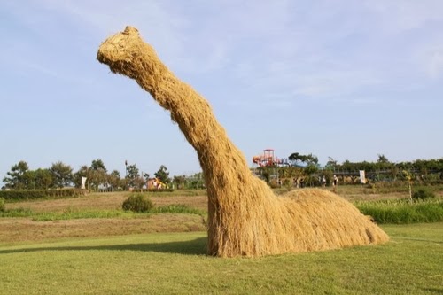 04-Nessie-Loch-Ness-Monster-Japanese-Rice-Farmers-Straw-Sculptures-Kagawa-&-Niigata-Prefecture-Kotaku-www-designstack-co