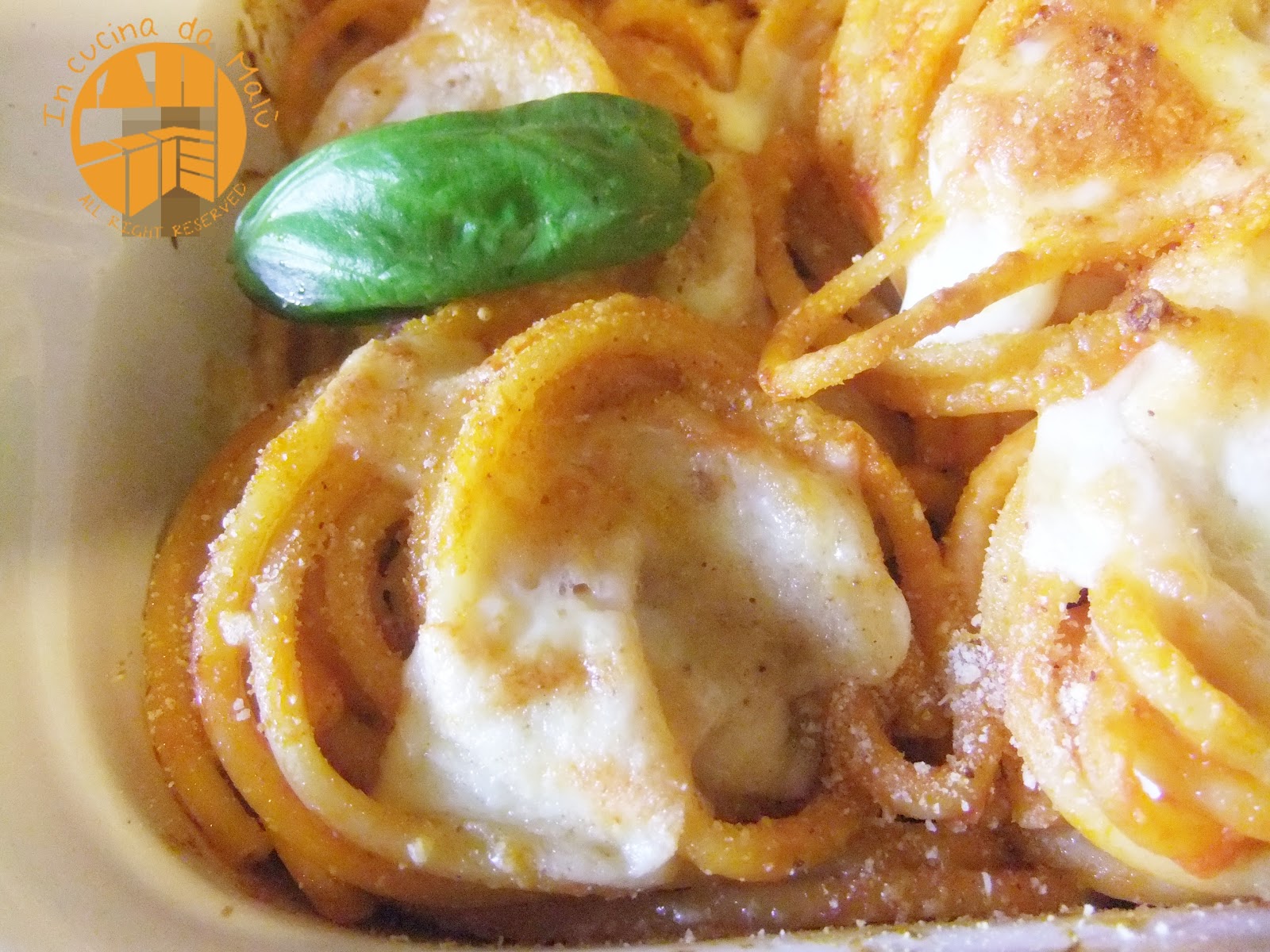 In cucina da Malu' Nidi di bucatini con sugo alla pancetta e provola