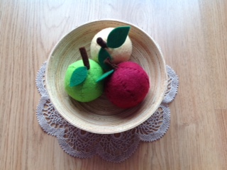 DIY play food: a bowl of apples DIY play food: a bowl of apples