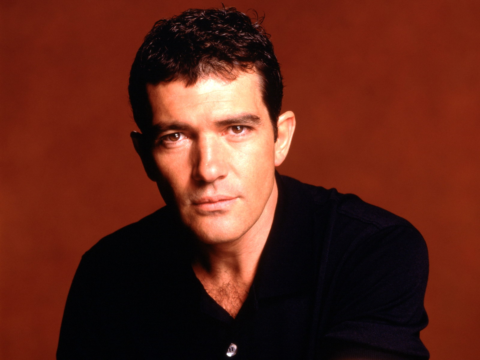 http://2.bp.blogspot.com/-_ihOz8w6YMo/T8bfguHWDEI/AAAAAAAAC-o/tlDi3g955-4/s1600/57670_antonio-banderas_or_antonio-banderas_1600x1200_%2528www.GdeFon.ru%2529.jpg