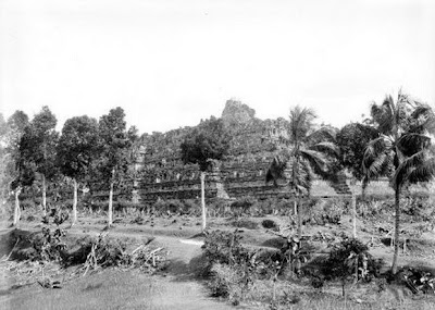 Candi Borobudur pertama kali ditemukan4