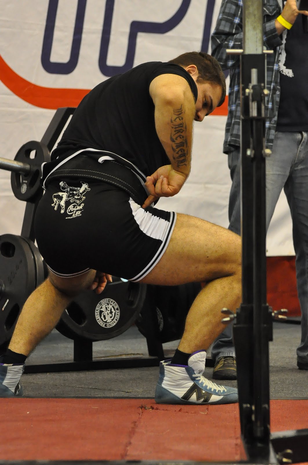 Treinamento de treino crossfit para campeonato de jogos. homem de esportes  treinando levantamento terra de sumo pesado