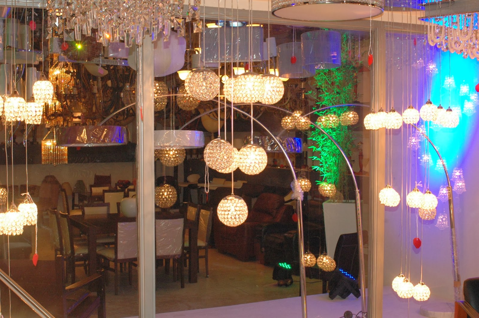 Lamparas Quesada Presento su "Casa Magestuosa" en la sucursal de Gurabo