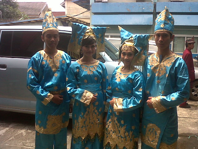 baju pengantin palembang modern kombinasi warna ungu