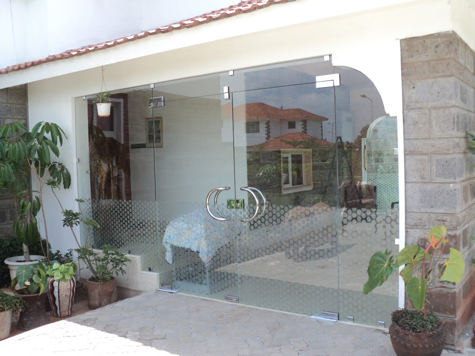 The Benefits of Quality Frameless Doors Sandblasted GlassLaminated