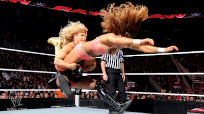 beth phoenix imagen en la que se ve atacando a eve torres
