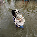 Σώζοντας τον σκύλο του από τις πλημμύρες...