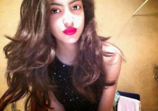 Amitabh Bachchan Grand Daughter Navya Naveli Hot Stills - Desifunblog