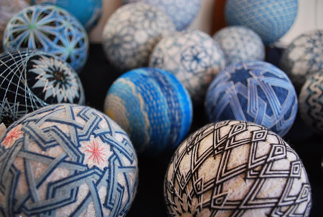 Una abuela de 92 años crea una espectacular colección de bolas bordadas temari 