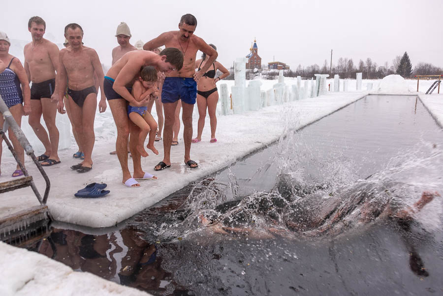 На улице мороз, значит надо идти купаться