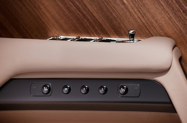 Rolls-Royce Wraith đã ra mắt với giá cơ bản từ 215.000 Bảng. Rolls-Royce Wraith đã ra mắt với giá cơ bản từ 215.000 Bảng.