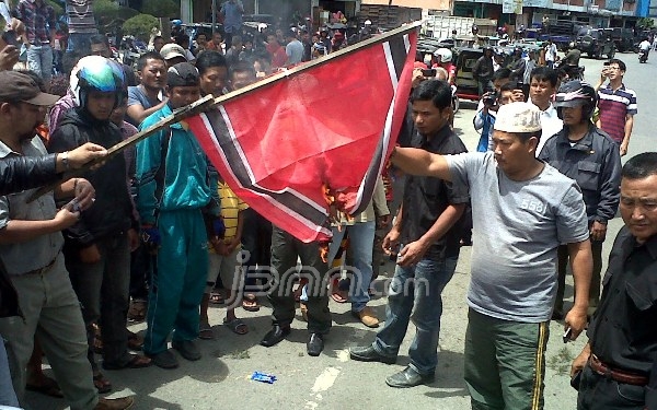 Bendera_GAM_dibakar