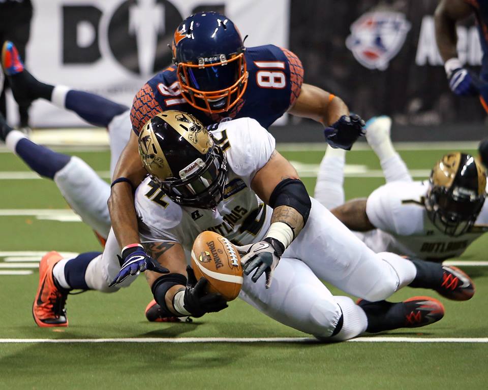 HOLLYWOOD UNDERDOG ™ The Las Vegas Outlaws