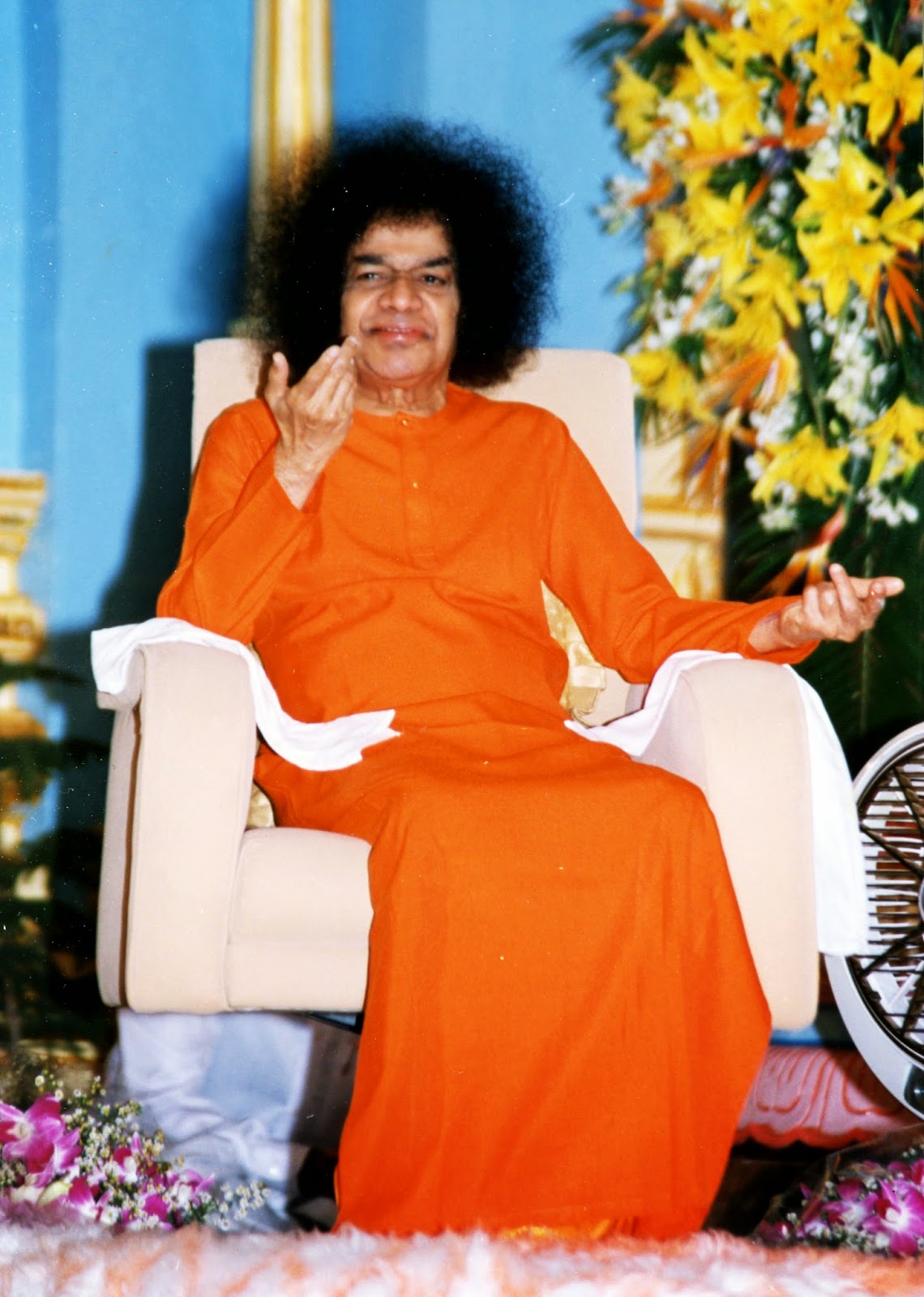 Sathya Sai with Students: When Sri Sathya Sai remembered the Great ...
