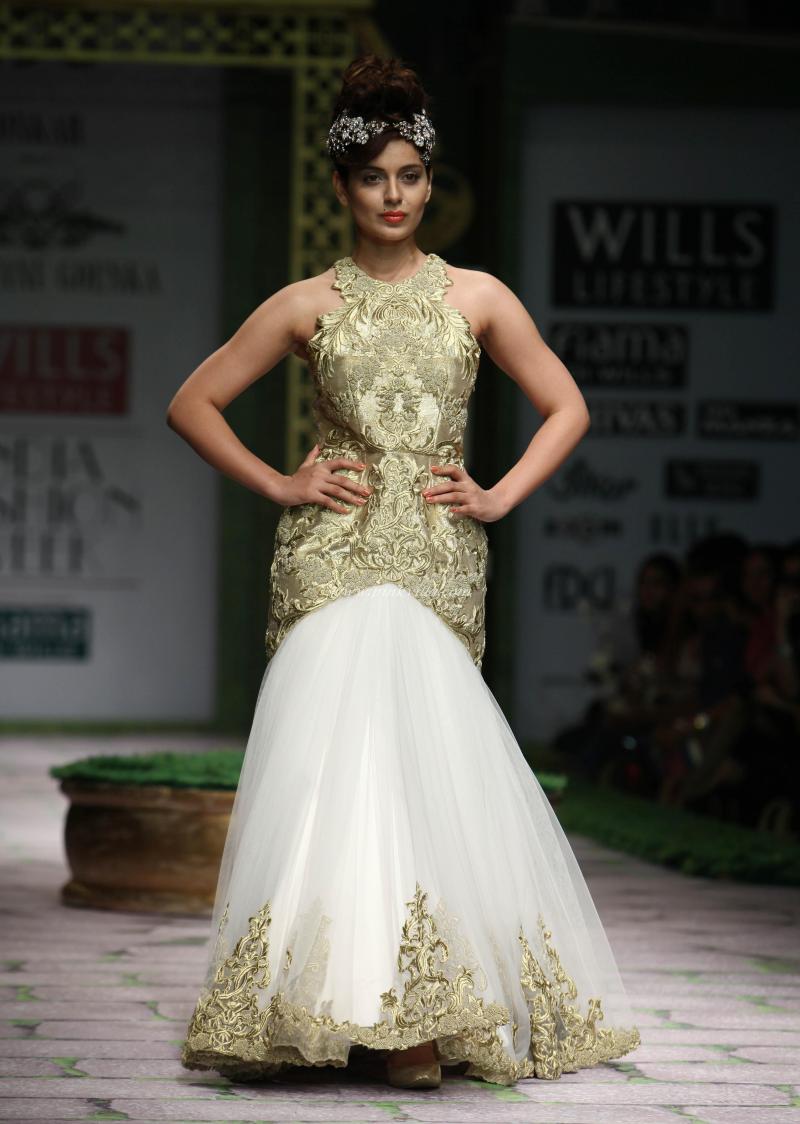 Kangana Ranaut Walks The Ramp At WLIFW 2012 with Beautiful Dress 