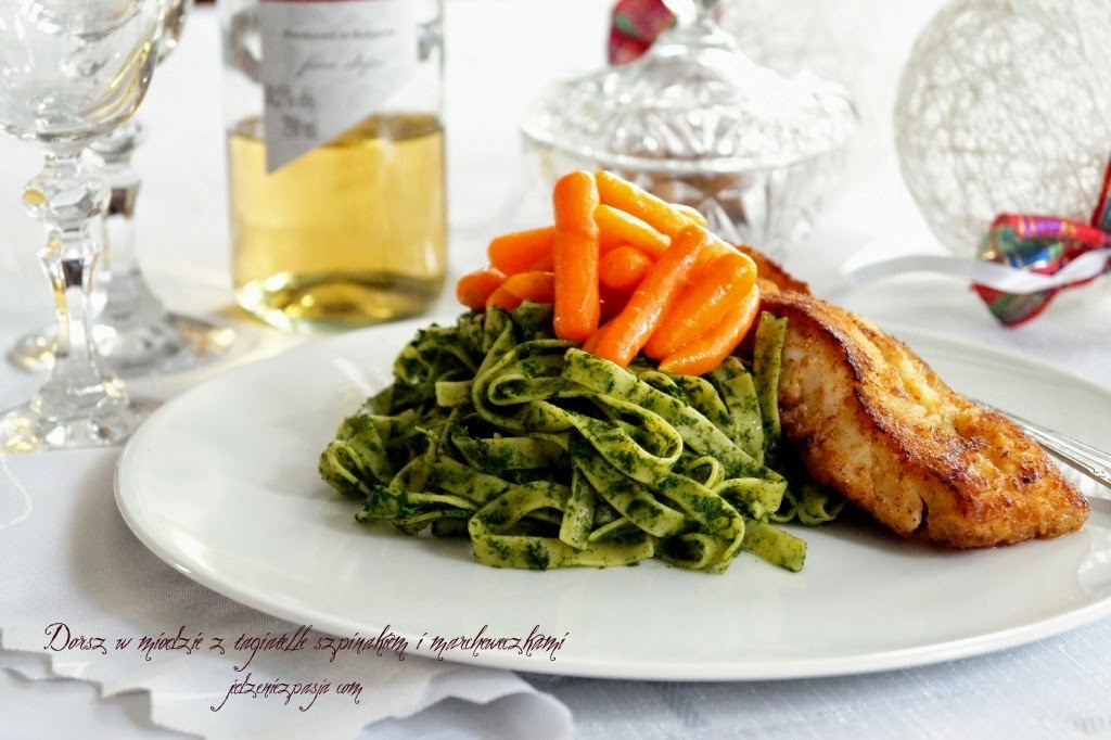 Dorsz w miodzie z tagliatelle, szpinakie i marcheweczkami Dorsz w miodzie z tagliatelle, szpiakiem i marcheweczkami