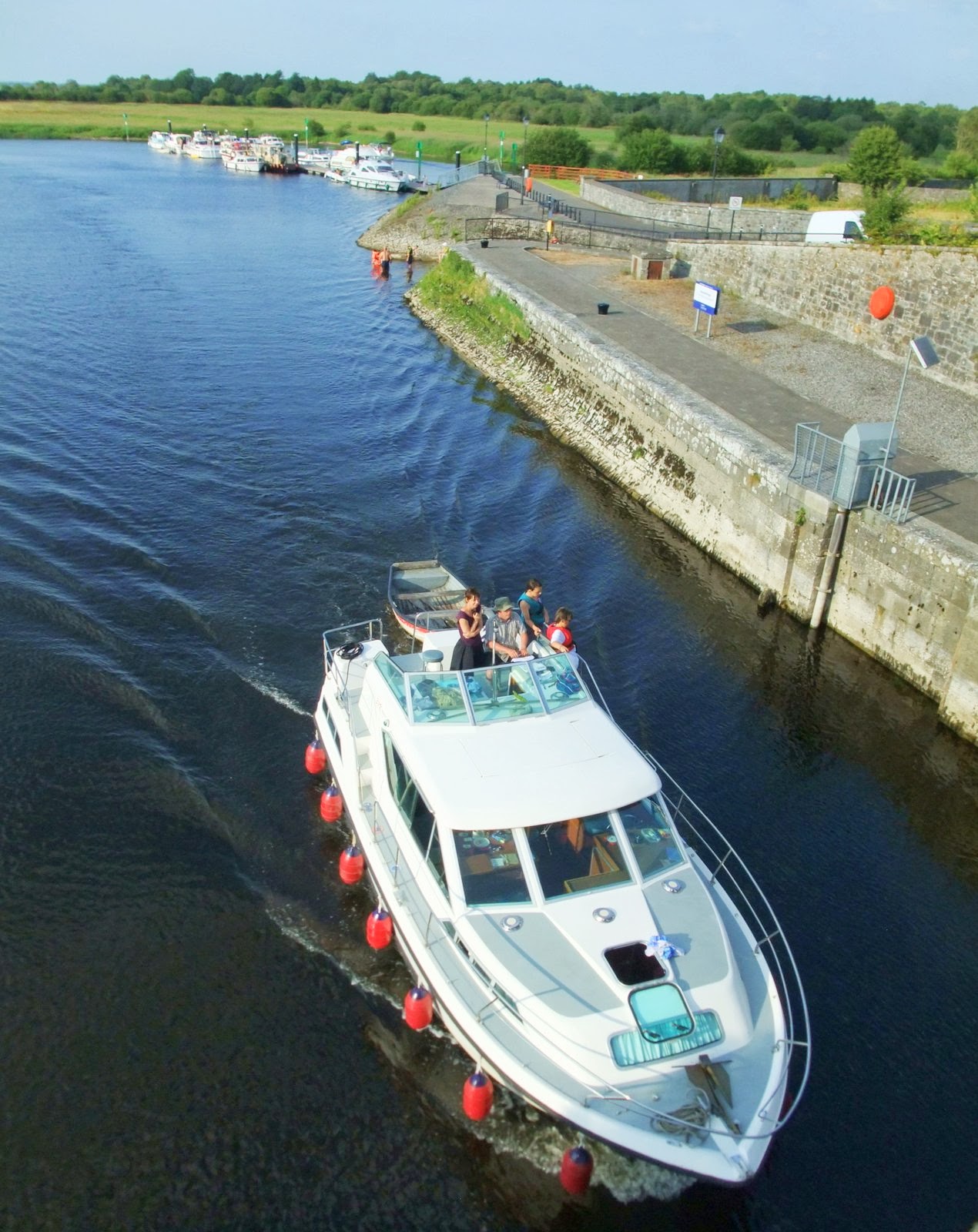 Súil Eile Sailing down the Shannon River (at Shannonbridge village)