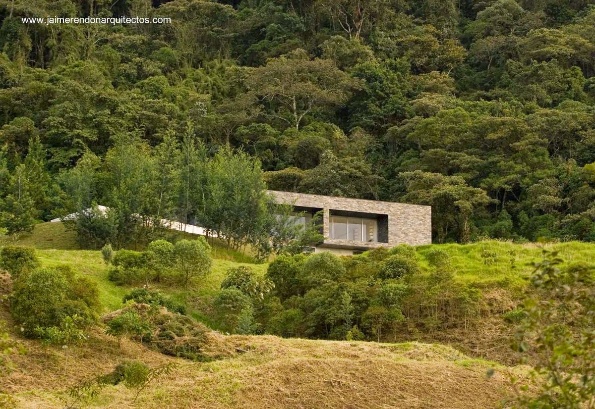 Residencia contemporánea de montaña en Medellín, Colombia Casa residencial de estilo Contemporáneo en montañas de Colombia