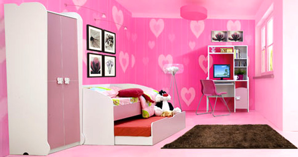 Рожева дитяча кімната з сердечками