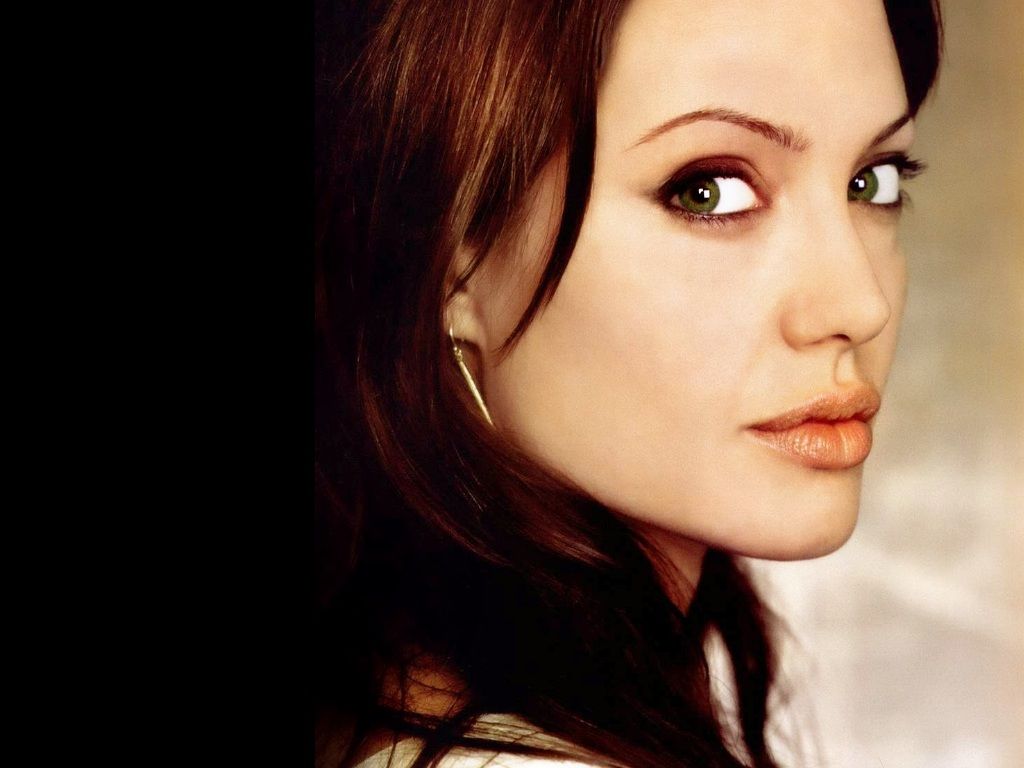 http://2.bp.blogspot.com/-a22LQw4oK2Q/Tt55aVHrRzI/AAAAAAAADHs/r9PGur_OcLA/s1600/angelina-jolie-hot-wallpapers.jpg